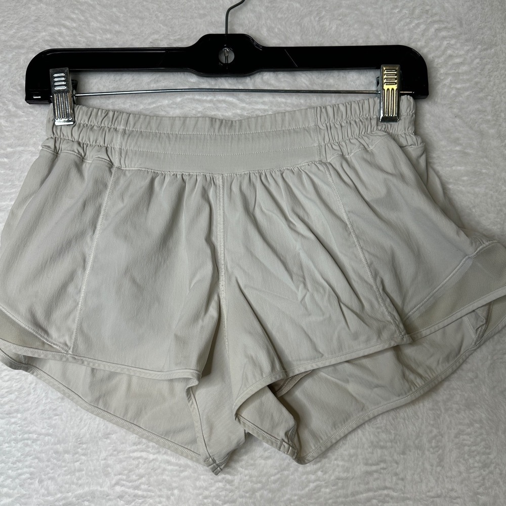 Lululemon Hotty Hot High-Rise Lined Short 2.5 Bone Beige Size 6 W7ATGR
